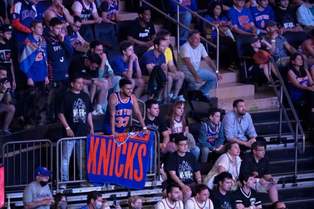 Os fãs assistem durante a segunda metade do jogo 1 de uma série de playoffs da primeira rodada de basquete da NBA entre o New York Knicks e o Atlanta Hawks em 23 de maio de 2021 na cidade de Nova York.
