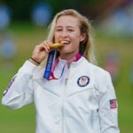 Nelly Korda, medalhista de ouro dos EUA, morde sua medalha no pódio das Olimpíadas