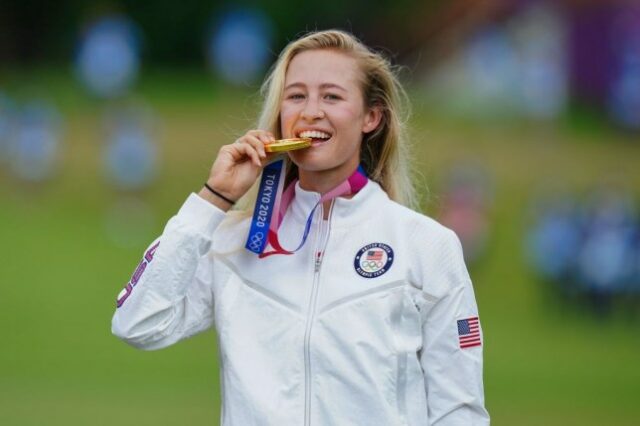 Nelly Korda, medalhista de ouro dos EUA, morde sua medalha no pódio das Olimpíadas