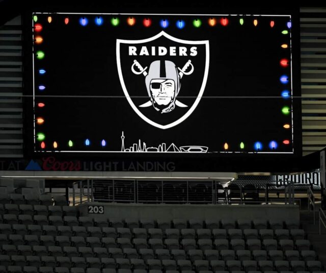 Um logotipo do Las Vegas Raiders com luzes digitais de Natal é mostrado em um quadro de vídeo antes do jogo do time contra o Los Angeles Chargers no Allegiant Stadium em 17 de dezembro de 2020 em Las Vegas, Nevada.  Os Chargers derrotaram os Raiders por 30-27 na prorrogação.