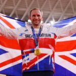 Sir Jason Kenny comemora a conquista da medalha de ouro nas Olimpíadas