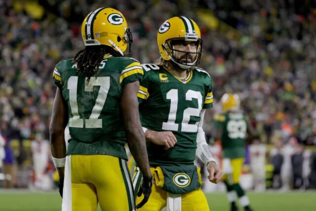 Davante Adams #17 e Aaron Rodgers #12 do Green Bay Packers comemoram após marcar um touchdown no segundo quarto contra o Cleveland Browns no Lambeau Field em 25 de dezembro de 2021 em Green Bay, Wisconsin.