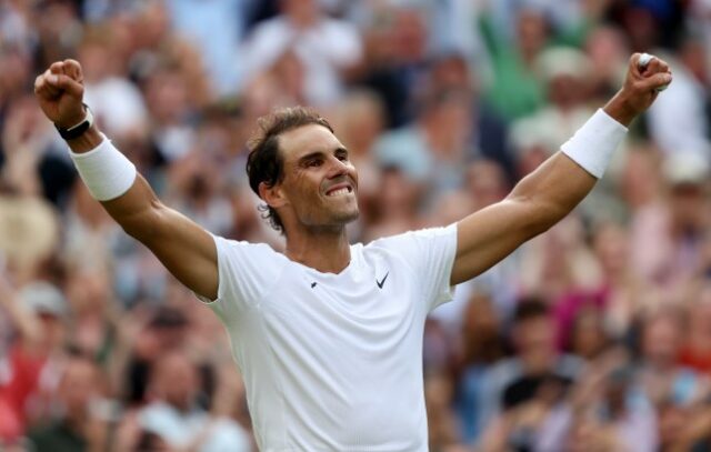 Rafael Nadal, da Espanha, comemora a vitória no match point contra Taylor Fritz em Wimbledon 20222