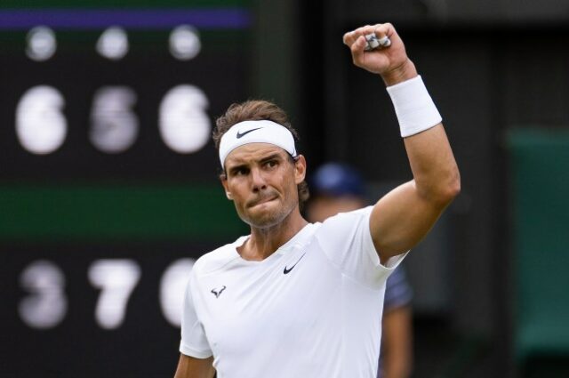 Rafael Nadal fotografado em ação em Wimbledon 2022