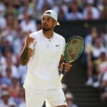 Nick Kyrgios fotografado em ação contra Novak Djokovic na final de Wimbledon de 2022
