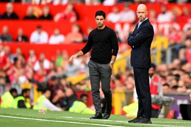 Mikel Arteta, técnico do Arsenal e Erik ten Hag, técnico do Manchester United, observam durante uma partida da Premier League entre seus dois times