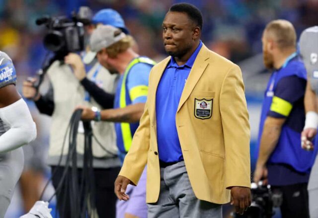 Barry Sanders, ex-running back do Hall da Fama do Detroit Lions, enfrenta o Miami Dolphins no Ford Field em 30 de outubro de 2022 em Detroit, Michigan.