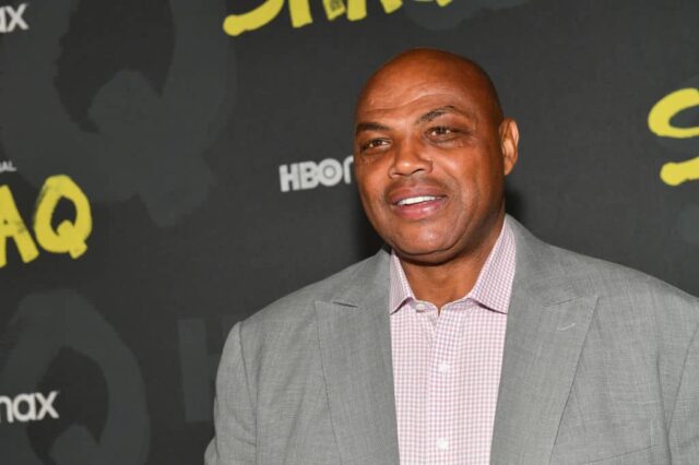 Charles Barkley comparece à estreia da HBO para documentário em quatro partes 