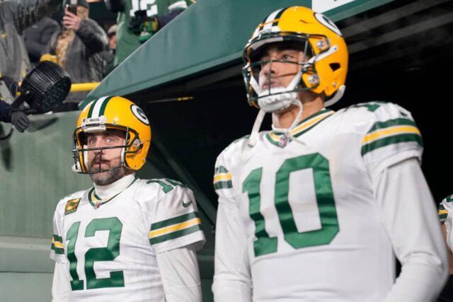 Aaron Rodgers #12 e Jordan Love #10 do Green Bay Packers assistem antes do jogo contra o Tennessee Titans no Lambeau Field em 17 de novembro de 2022 em Green Bay, Wisconsin.