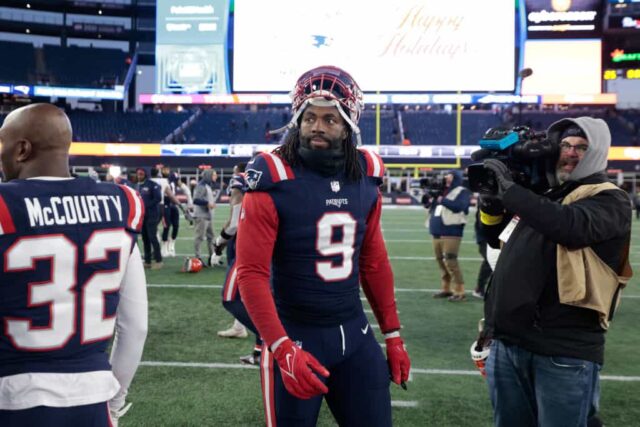 Matthew Judon, nº 9 do New England Patriots, observa a derrota de seu time por 22-18 contra o Cincinnati Bengals no Gillette Stadium em 24 de dezembro de 2022 em Foxborough, Massachusetts.