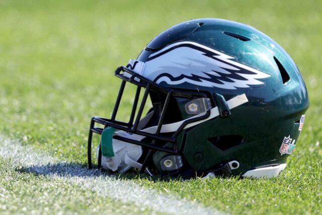 Uma visão detalhada de um capacete do Philadelphia Eagles em campo em uma sessão de treinos antes do Super Bowl LVII no Arizona Cardinals Training Center em 9 de fevereiro de 2023 em Tempe, Arizona.  O Kansas City Chiefs enfrenta o Philadelphia Eagles no Super Bowl LVII em 12 de fevereiro de 2023 no State Farm Stadium.