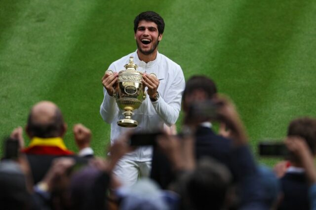 Carlos Alcaraz, da Espanha, comemora com o troféu de Wimbledon em 2023