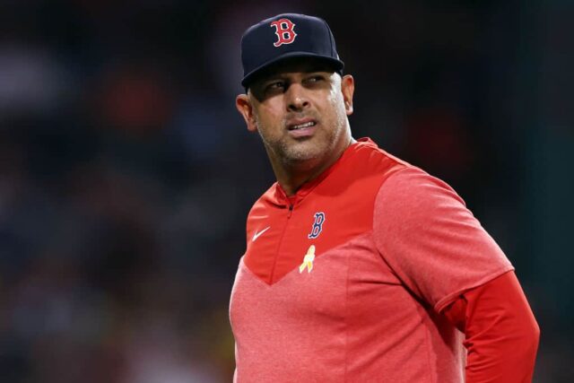 O técnico do Boston Red Sox, Alex Cora, assiste durante a sexta entrada contra o Baltimore Orioles no Fenway Park em 8 de setembro de 2023 em Boston, Massachusetts.