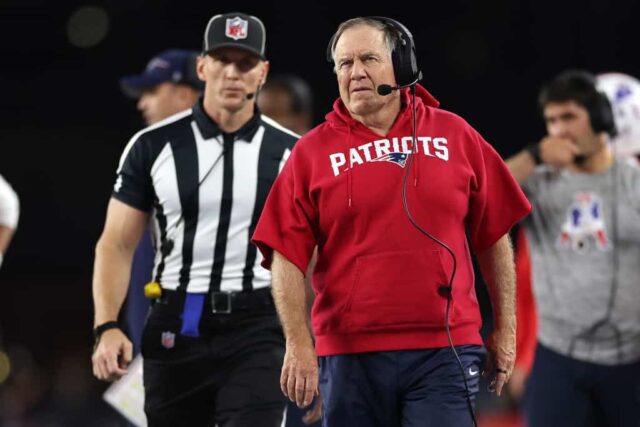 O técnico Bill Belichick, do New England Patriots, analisa um replay durante o terceiro quarto contra o Miami Dolphins no Gillette Stadium em 17 de setembro de 2023 em Foxborough, Massachusetts.