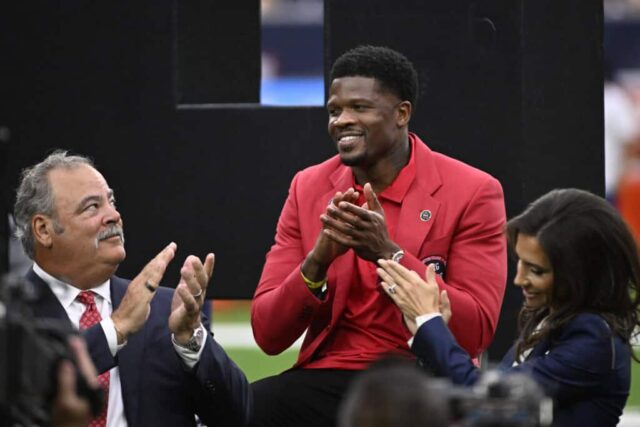 HOUSTON, TEXAS - 01 DE OUTUBRO: O ex-jogador do Houston Texans Andre Johnson bate palmas durante uma cerimônia de introdução do ex-jogador do Houston Texans JJ Watt no Texans Ring of Honor durante um jogo contra o Pittsburgh Steelers no NRG Stadium em 01 de outubro de 2023 em Houston, Texas