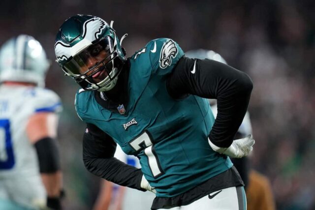 Haason Reddick #7 do Philadelphia Eagles reage durante o quarto período no jogo contra o Dallas Cowboys no Lincoln Financial Field em 05 de novembro de 2023 na Filadélfia, Pensilvânia.