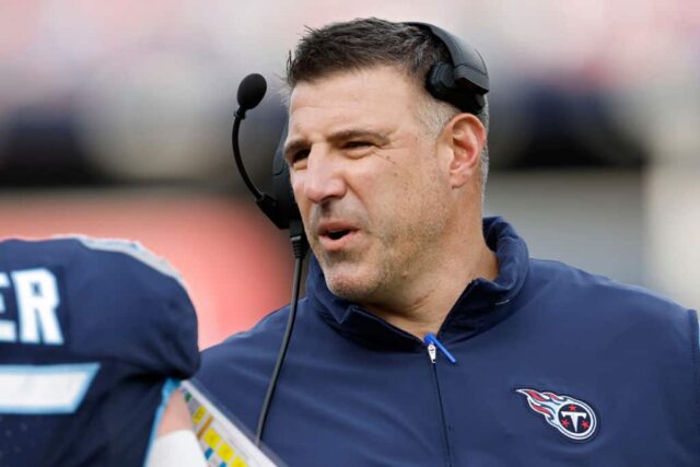 O técnico Mike Vrabel, do Tennessee Titans, observa o segundo tempo do jogo contra o Seattle Seahawks no Nissan Stadium em 24 de dezembro de 2023 em Nashville, Tennessee.