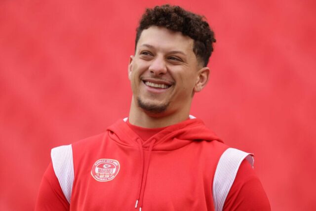 KANSAS CITY, MISSOURI - 31 DE DEZEMBRO: Patrick Mahomes # 15 do Kansas City Chiefs se aquece antes do jogo contra o Cincinnati Bengals no GEHA Field no Arrowhead Stadium em 31 de dezembro de 2023 em Kansas City, Missouri.