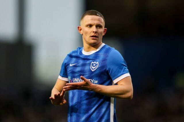 Colby Bishop do Portsmouth FC reage durante a partida Sky Bet League One entre Portsmouth e Stevenage em Fratton Park