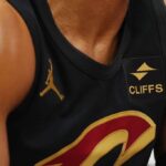 Um detalhe do logotipo do Cleveland-Cliffs na camisa do Cleveland Cavaliers durante o primeiro tempo contra o Chicago Bulls no United Center em 23 de dezembro de 2023 em Chicago, Illinois.