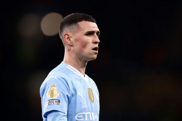 Phil Foden com '47' tatuado no pescoço