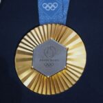 A medalha de ouro olímpica de Paris 2024 apresenta um pedaço de ferro em formato de hexágono retirado da Torre Eiffel original