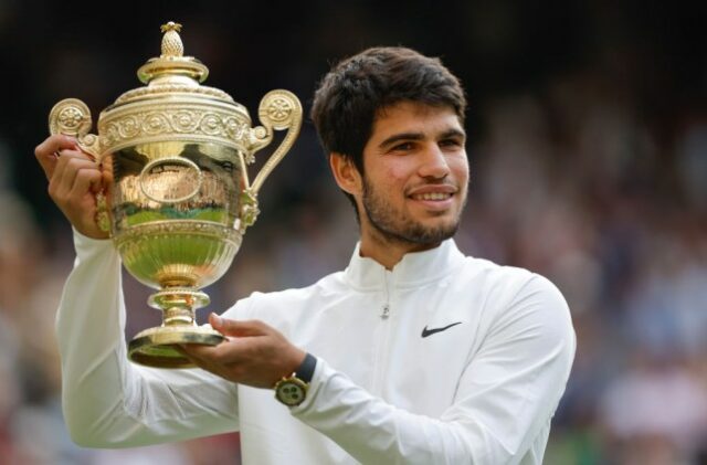 Carlos Alcaraz fotografado com o troféu de Wimbledon após a vitória na final de 2023