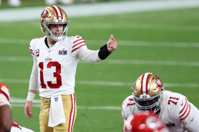 Brock Purdy, nº 13 do San Francisco 49ers, convoca uma jogada na linha no segundo quarto contra o Kansas City Chiefs durante o Super Bowl LVIII no Allegiant Stadium em 11 de fevereiro de 2024 em Las Vegas, Nevada.