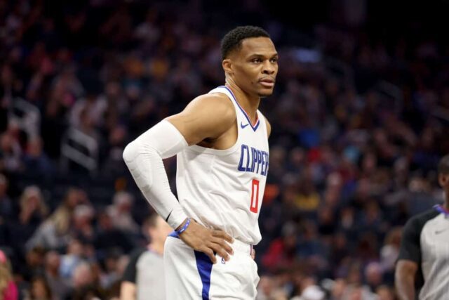 Russell Westbrook #0 do LA Clippers está na quadra durante o jogo contra o Golden State Warriors no Chase Center em 14 de fevereiro de 2024 em San Francisco, Califórnia.