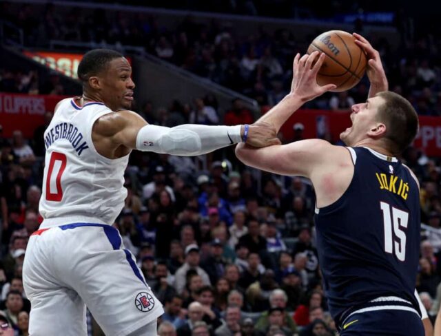 LOS ANGELES, CALIFÓRNIA - 04 DE ABRIL: Nikola Jokic nº 15 do Denver Nuggets reage ao ser derrubado por Russell Westbrook nº 0 do LA Clippers durante uma vitória do Clippers por 102-100 na Crypto.com Arena em 04 de abril de 2024 em Los Angeles , Califórnia.  O usuário concorda com os termos e condições do Contrato de Licença da Getty Images.