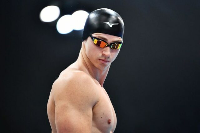 Ben Proud usando uma roupa de banho preta e óculos de natação