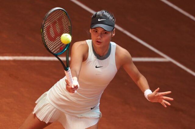 Emma Raducanu, da Grã-Bretanha, joga um forehand contra Maria Lourdes Carle, da Argentina, no Aberto de Madrid de 2024