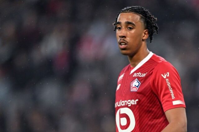 Leny Yoro do Lille OSC durante a partida da Ligue 1 francesa entre Lille OSC e Olympique Lyonnais no Estádio Pierre-Mauroy em 6 de maio de 2023