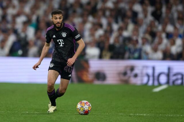 Noussair Mazraoui corre com a bola durante a partida de volta das semifinais da Liga dos Campeões da UEFA entre Real Madrid e Bayern de Munique