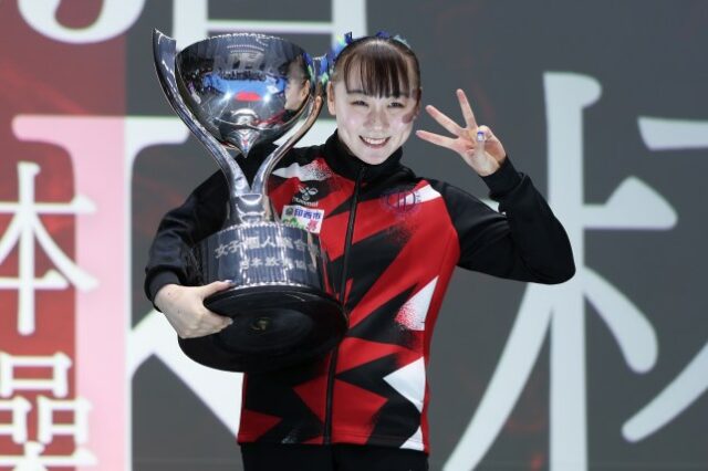 A estrela da ginasta e capitã da seleção feminina do Japão, Shoko Miyata, posa com um troféu em maio de 2024