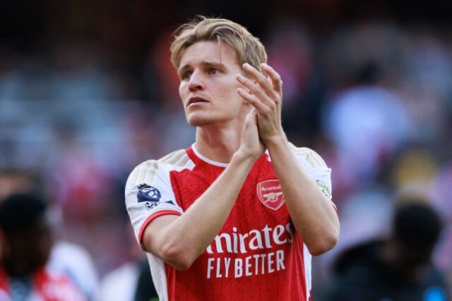 Martin Odegaard bate palmas para os torcedores do Arsenal nos Emirados.