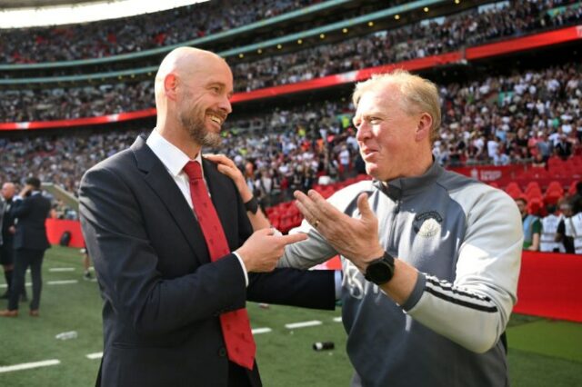 O técnico do Man Utd, Erik ten Hag, com Steve McClaren