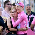 O vencedor geral da corrida final, Tadej Pogacar da Eslovênia e UAE Team Emirates - Pink Leader Jersey e sua namorada Urska Zigart da Eslovênia, ciclista profissional da Team Liv AlUla após o 107º Giro d'Italia 2024