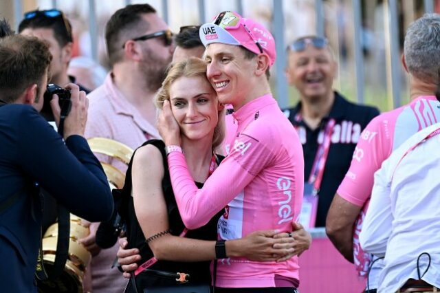 O vencedor geral da corrida final, Tadej Pogacar da Eslovênia e UAE Team Emirates - Pink Leader Jersey e sua namorada Urska Zigart da Eslovênia, ciclista profissional da Team Liv AlUla após o 107º Giro d'Italia 2024