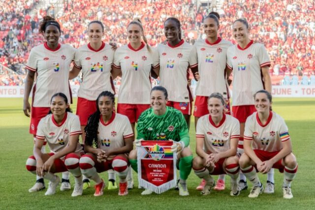 Onze titulares canadenses posam para foto antes do