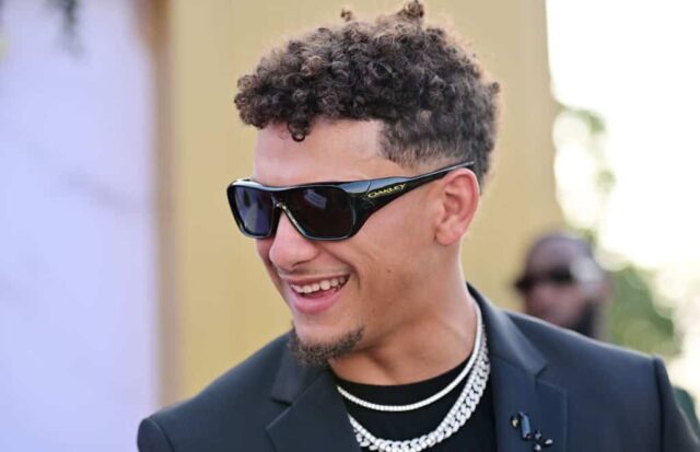 Patrick Mahomes, do Kansas City Chiefs, chega ao tapete vermelho antes da cerimônia do Super Bowl do Kansas City Chiefs no Museu de Arte Nelson-Atkins em 13 de junho de 2024 em Kansas City, Missouri.