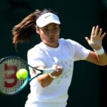 Emma Raducanu, da Grã-Bretanha, joga um forehand durante o treino em Wimbledon 2024