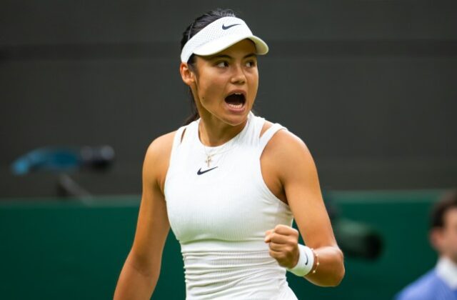 Emma Raducanu da Grã-Bretanha em ação contra Elise Mertens em Wimbledon 2024