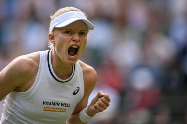 Harriet Dart comemora a vitória do segundo set contra Katie Boulter em Wimbledon 2024
