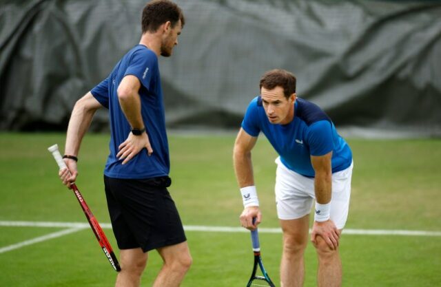 Andy Murray da Grã-Bretanha e Jamie Murray da Grã-Bretanha treinam em Wimbledon 2024