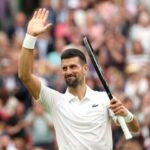 Novak Djokovic, da Sérvia, comemora a vitória no match point contra Vit Kopriva em Wimbledon 2024