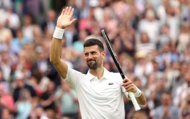     Novak Djokovic, da Sérvia, comemora a vitória no match point contra Vit Kopriva em Wimbledon 2024