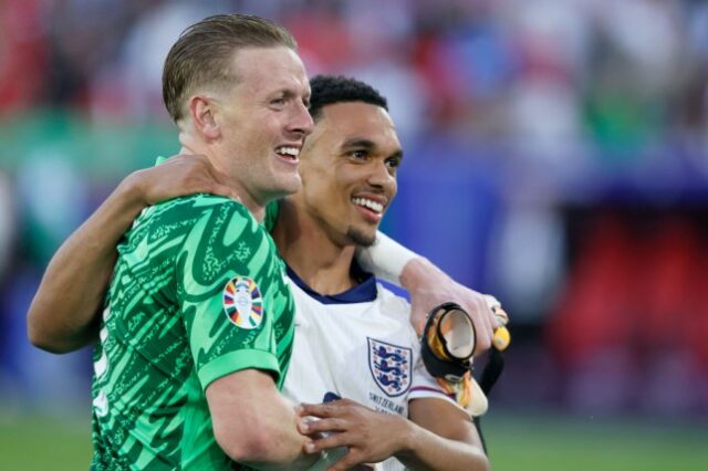 Jordan Pickford e Trent Alexander-Arnold se abraçando após a disputa de pênaltis.