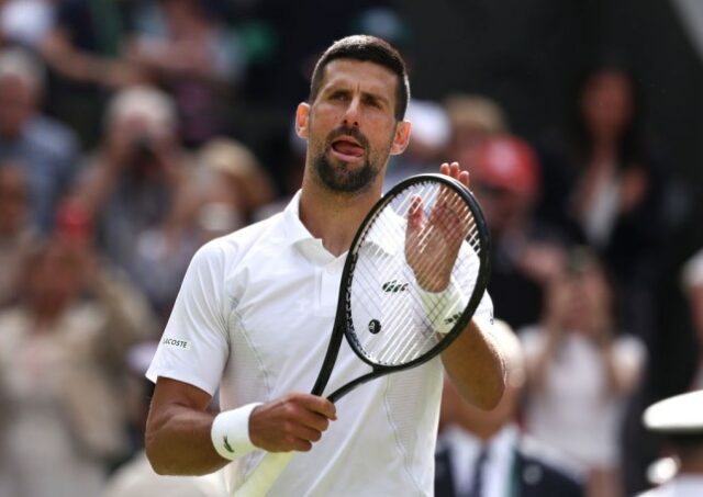 Novak Djokovic, da Sérvia, comemora a vitória no match point em Wimbledon 2024