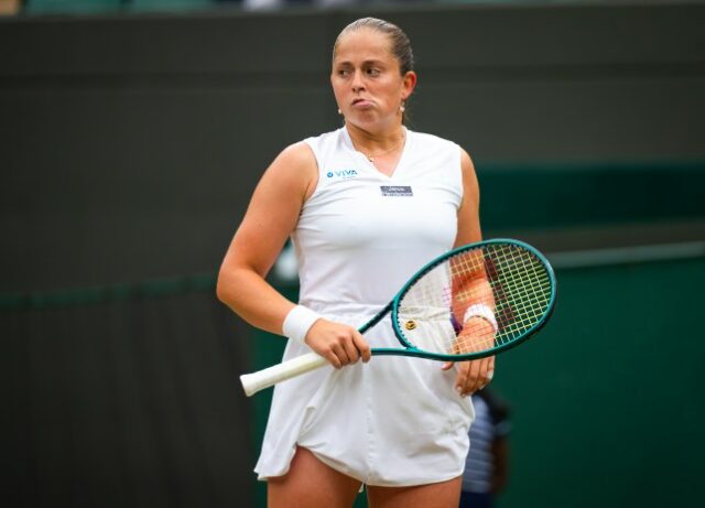 Jelena Ostapenko da Letônia em ação em Wimbledon 2024